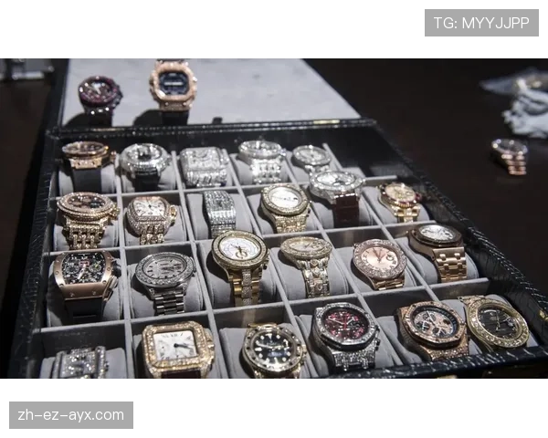 梅威瑟又晒新表了，这回连表带都镶满钻——他到底多爱bling bling？